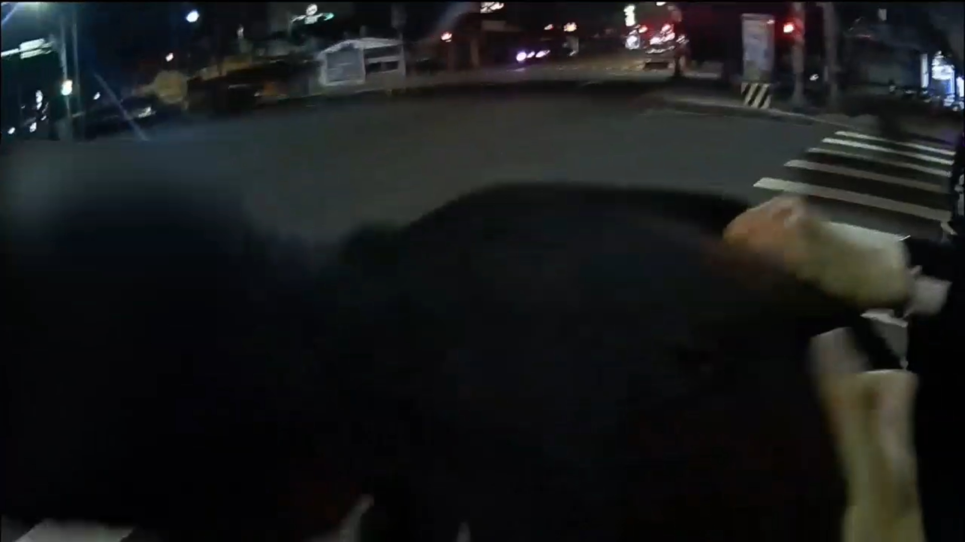 面對警方依法開出高額罰單並執行扣車拔牌處分，張男竟情緒崩潰，不僅大聲咆哮，更突然衝向一旁的快車道意圖尋短。