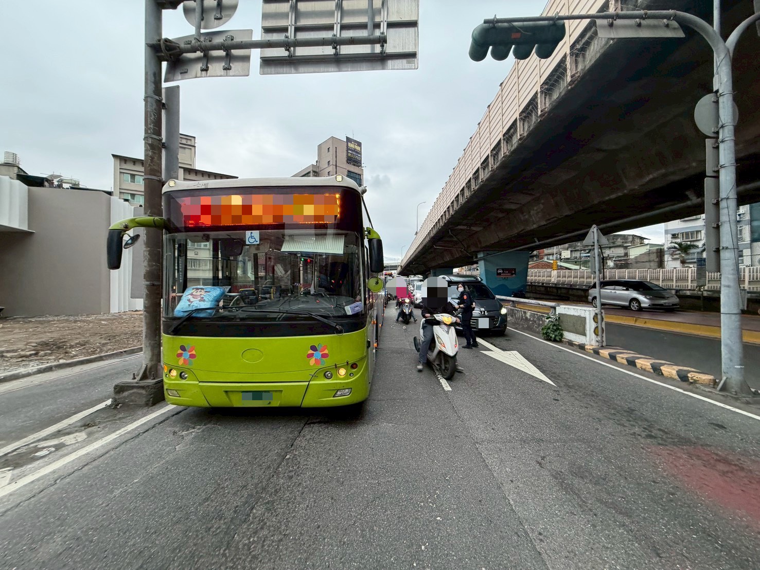 公車左側車身擦撞謝女的機車，強大的撞擊力道讓機車瞬間失控，謝女與後座的黃女雙雙重摔倒地， 失控的機車隨後又波及前方停等紅燈的20歲楊姓男騎士，以及53歲李男駕駛的租賃小客車，釀成4車連環撞。