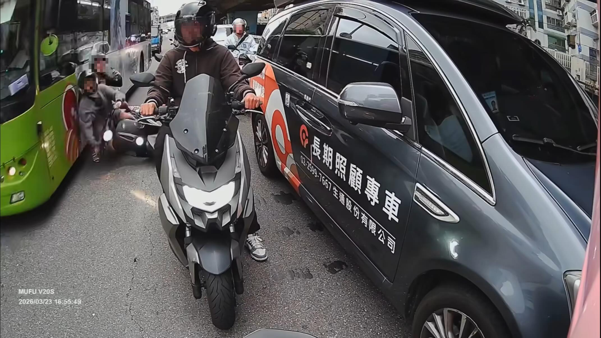 新北市忠孝橋三重端下橋匝道，前（23）日下午16時許交通尖峰時段發生1起驚險的連環車禍。