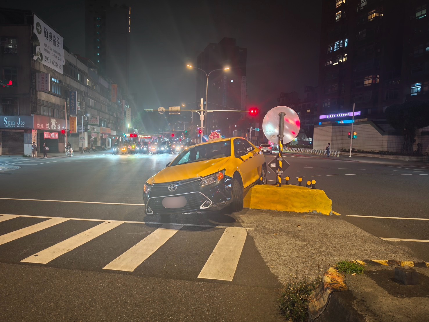 62歲林姓男子駕駛營業小客車行經該路段準備左轉時，疑似未抓準轉彎幅度，整輛車左側車身直接撞上路口的行人庇護島，導致車輛卡在分隔島上動彈不得。