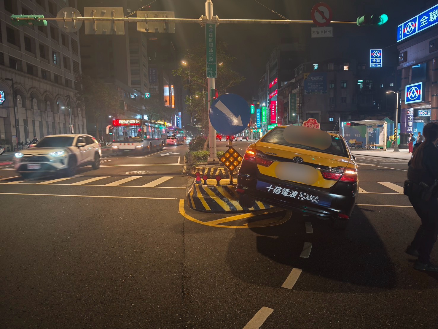 62歲林姓男子駕駛營業小客車行經該路段準備左轉時，疑似未抓準轉彎幅度，整輛車左側車身直接撞上路口的行人庇護島，導致車輛卡在分隔島上動彈不得。