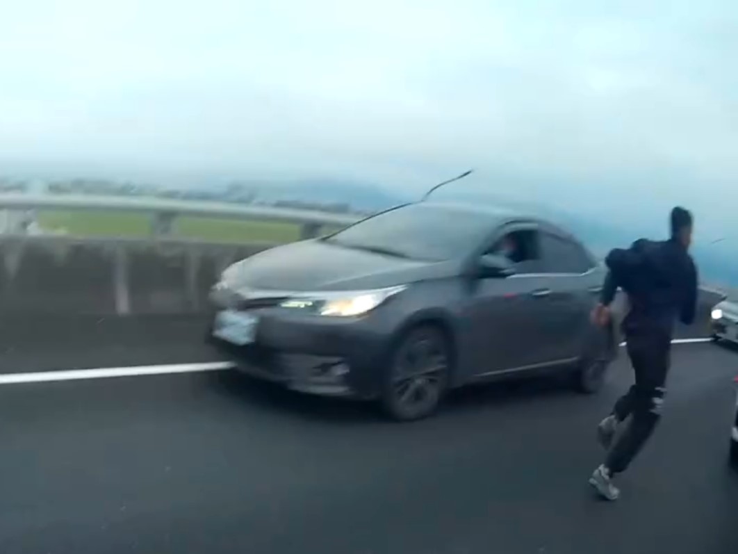 國道5號宜蘭入口匝道，昨（25）日下午17時許發生警匪追逐戰。