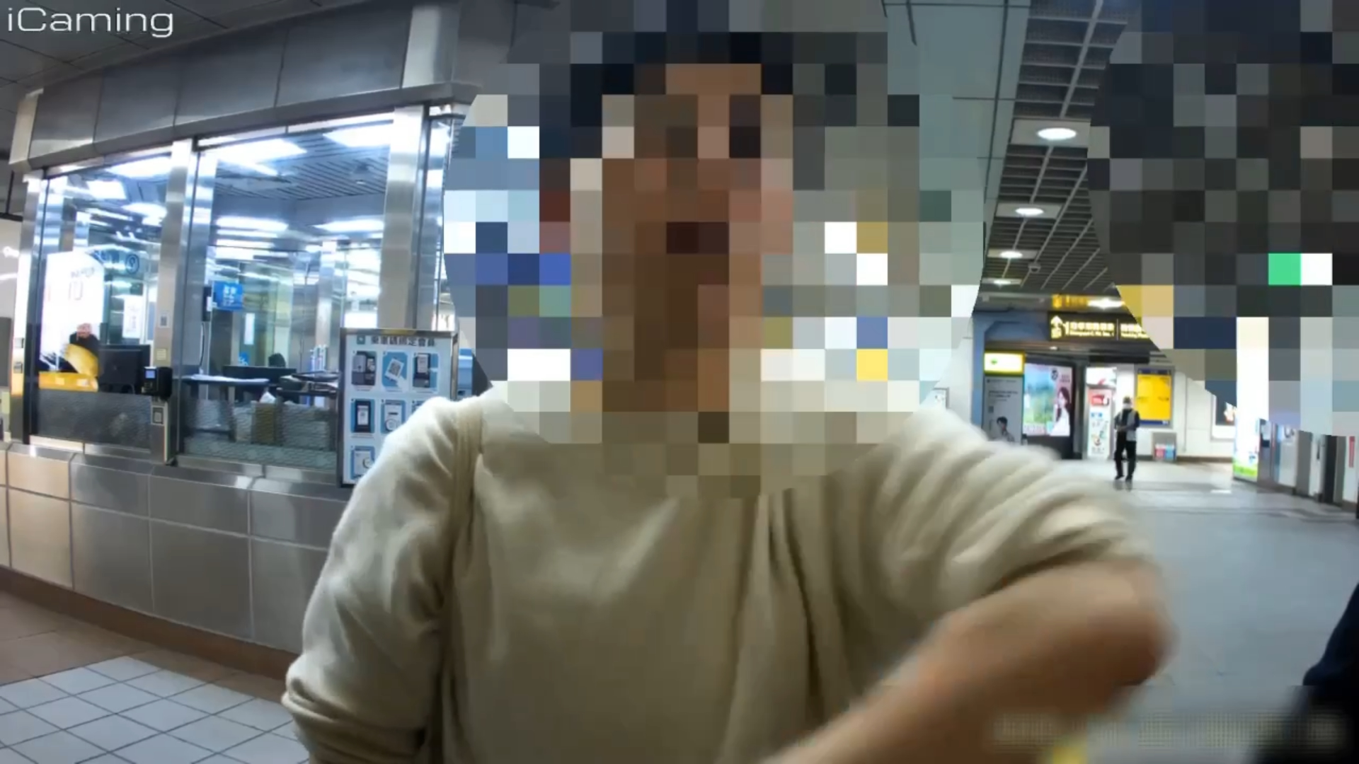 孫女遭攻擊後忍痛緊跟在徐男後方，一路尾隨他進入捷運站，並尋求站內捷運警察協助攔截，同時撥打110報案。