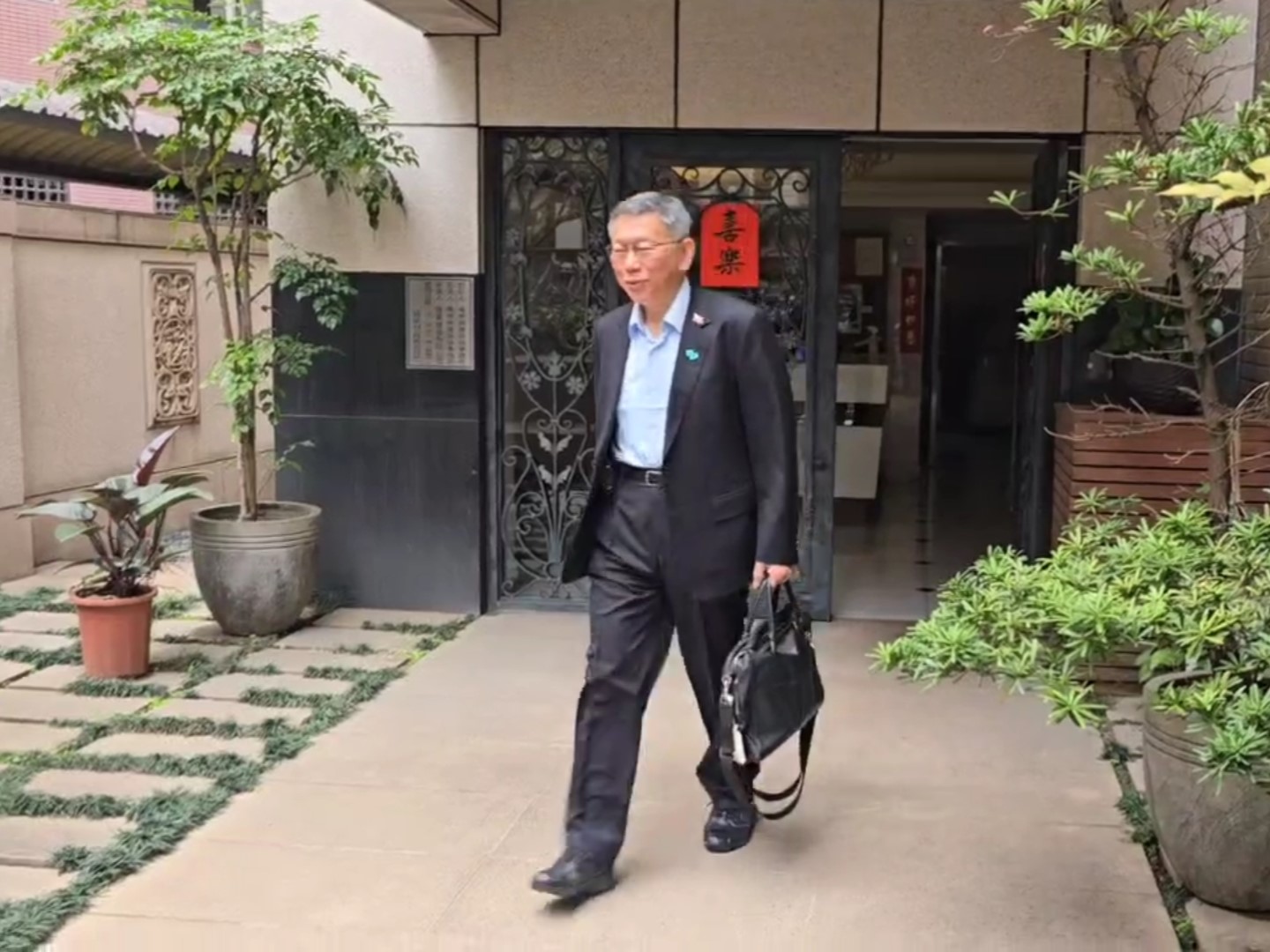 柯文哲今（26）日步出家門。