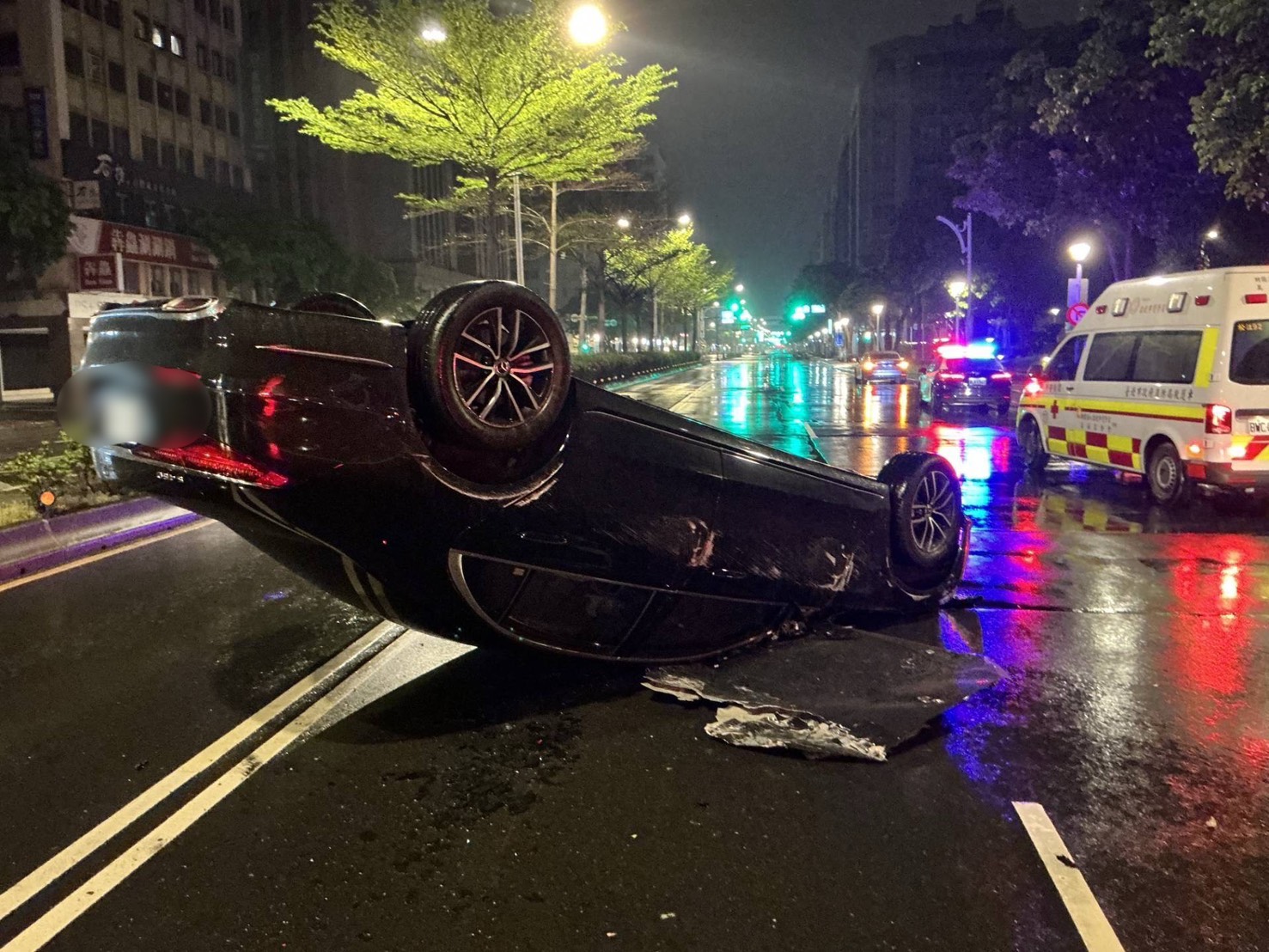 台北市中山區松江路一帶，今（27）日凌晨3時許發生1起自撞翻車事故。