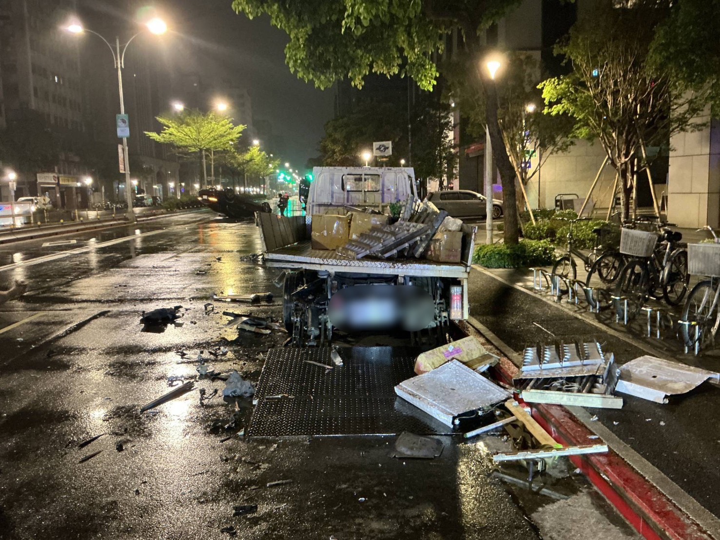 33歲王姓營造業主管在中山區某高檔酒店飲酒後，貪圖方便自行駕駛新車要價640萬元起的賓士S450轎車準備前往新竹，行經松江路時失控撞上停放在路旁的捷運工程車。