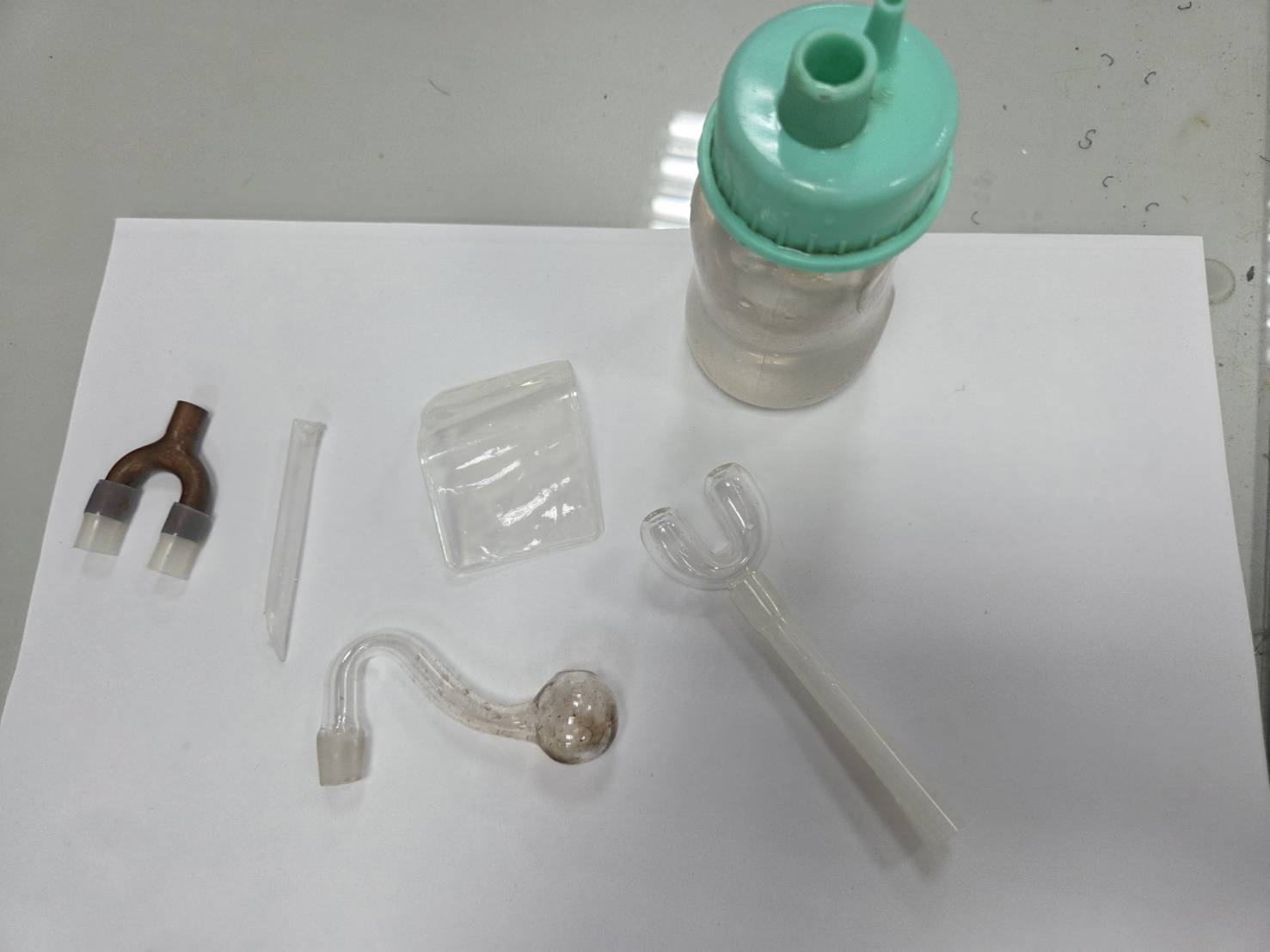 警方在林男機車後方的外送箱內，查獲二級毒品安非他命殘渣袋1包、分裝杓1支及吸食器1組。