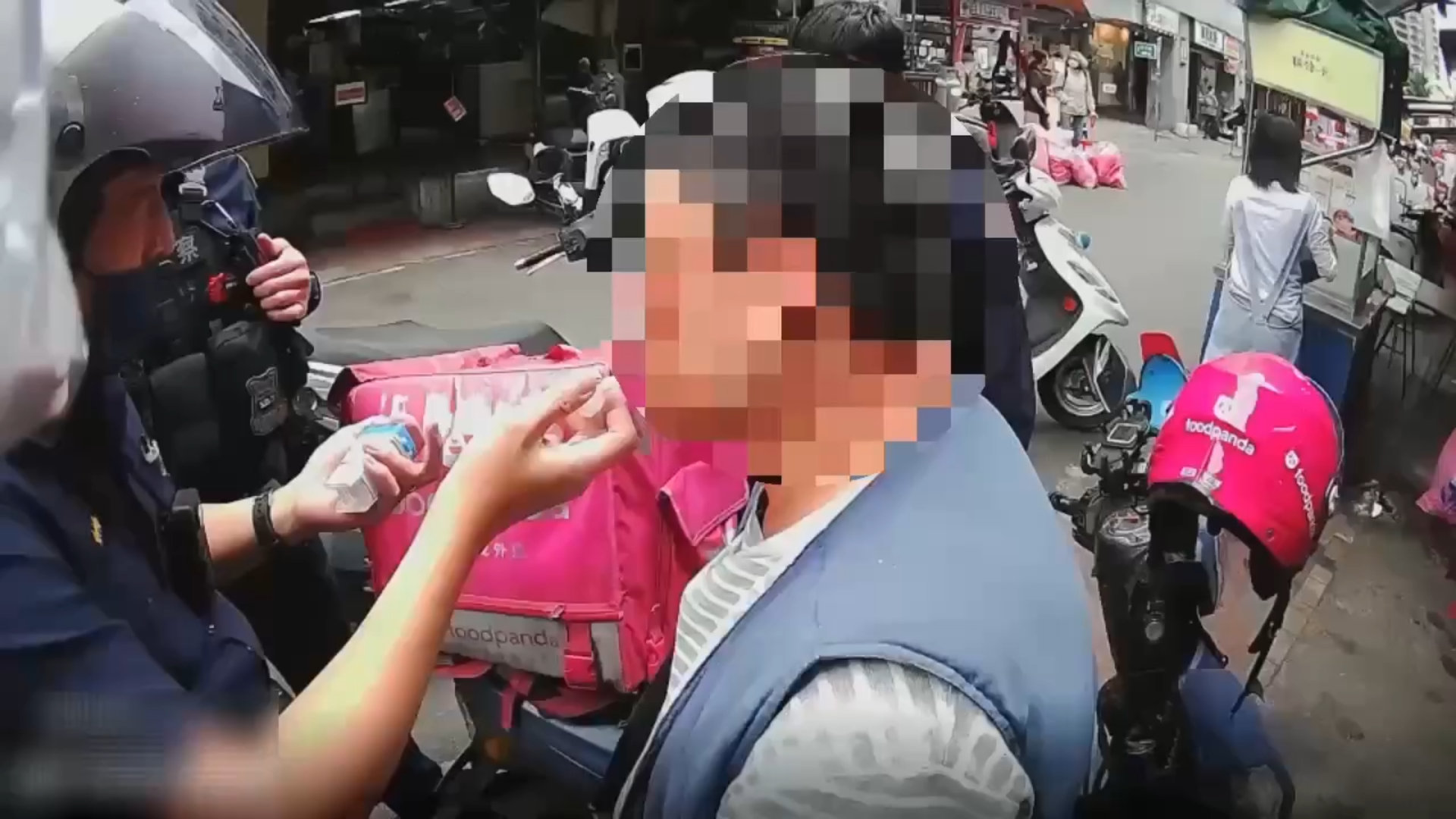 蘆洲警方獲報後調閱監視器追查，昨（26）日下午13時許趁林男再度出門外送時將其攔查。