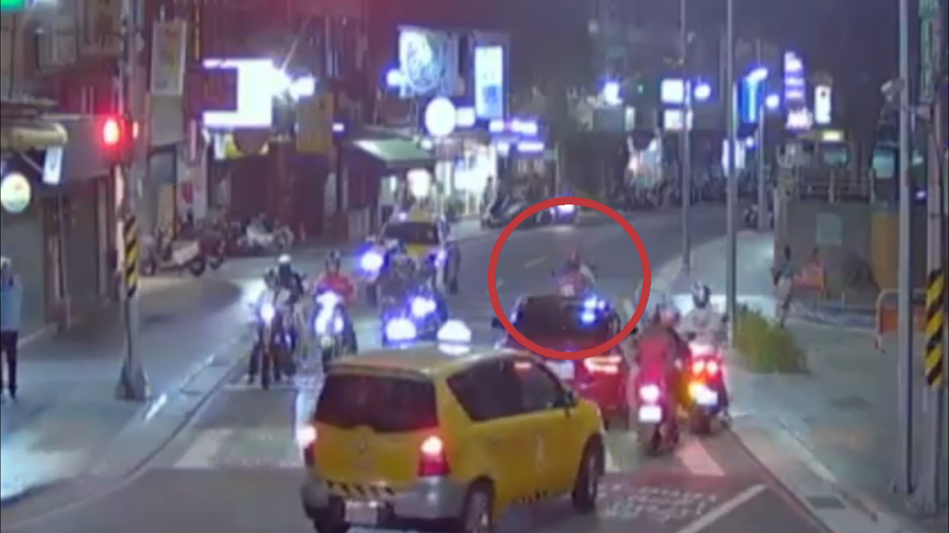 新北市蘆洲區1名48歲林姓外送員，日前騎車外送時沿途逆向、蛇行，甚至停在綠燈路口吐煙，詭異行徑嚇壞路人並遭檢舉。