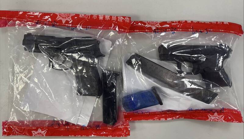 警方在現場及李嫌身上共查扣改造手槍2把、子彈58顆及手銬1副。