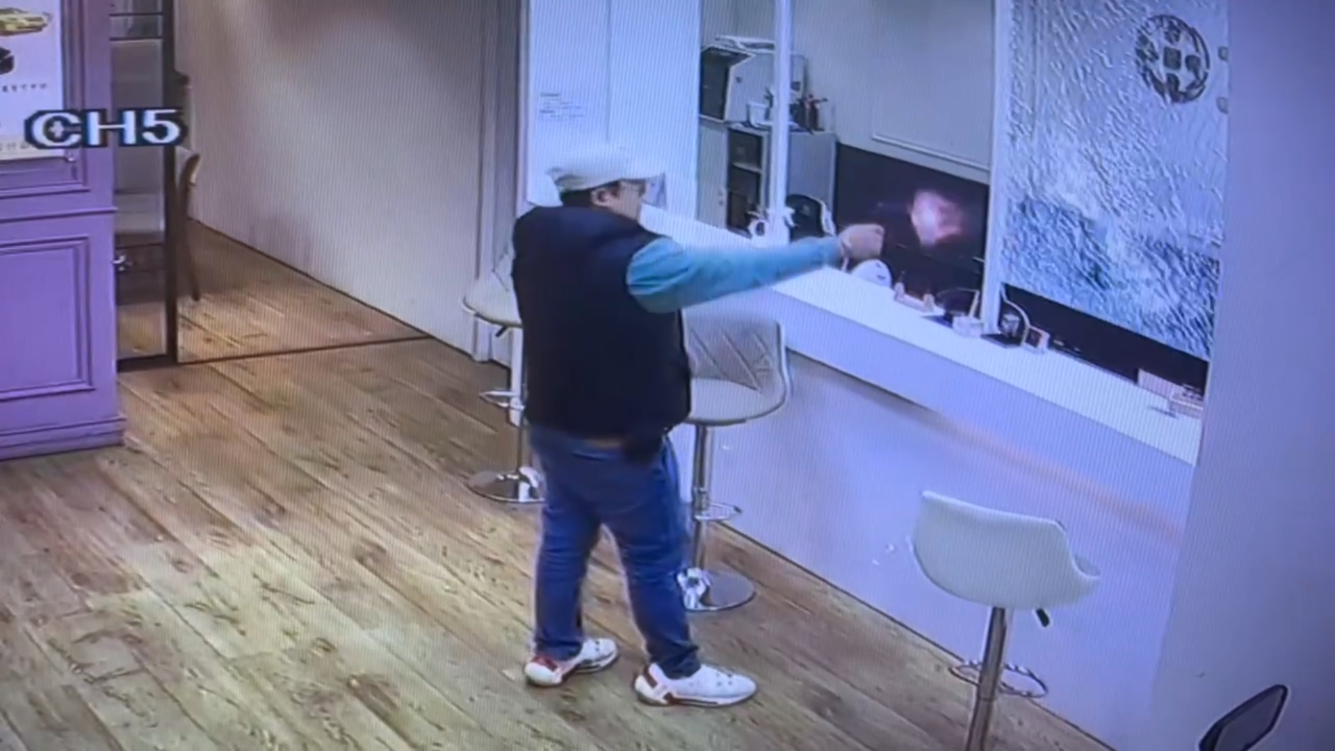 新竹市東區昨（27）日晚間發生重大槍擊挾持案。43歲李姓通緝犯疑因感情糾紛，懷疑女友與光復路一段某當鋪蔡姓老闆有染，竟持槍闖入當鋪連開8槍洩恨。