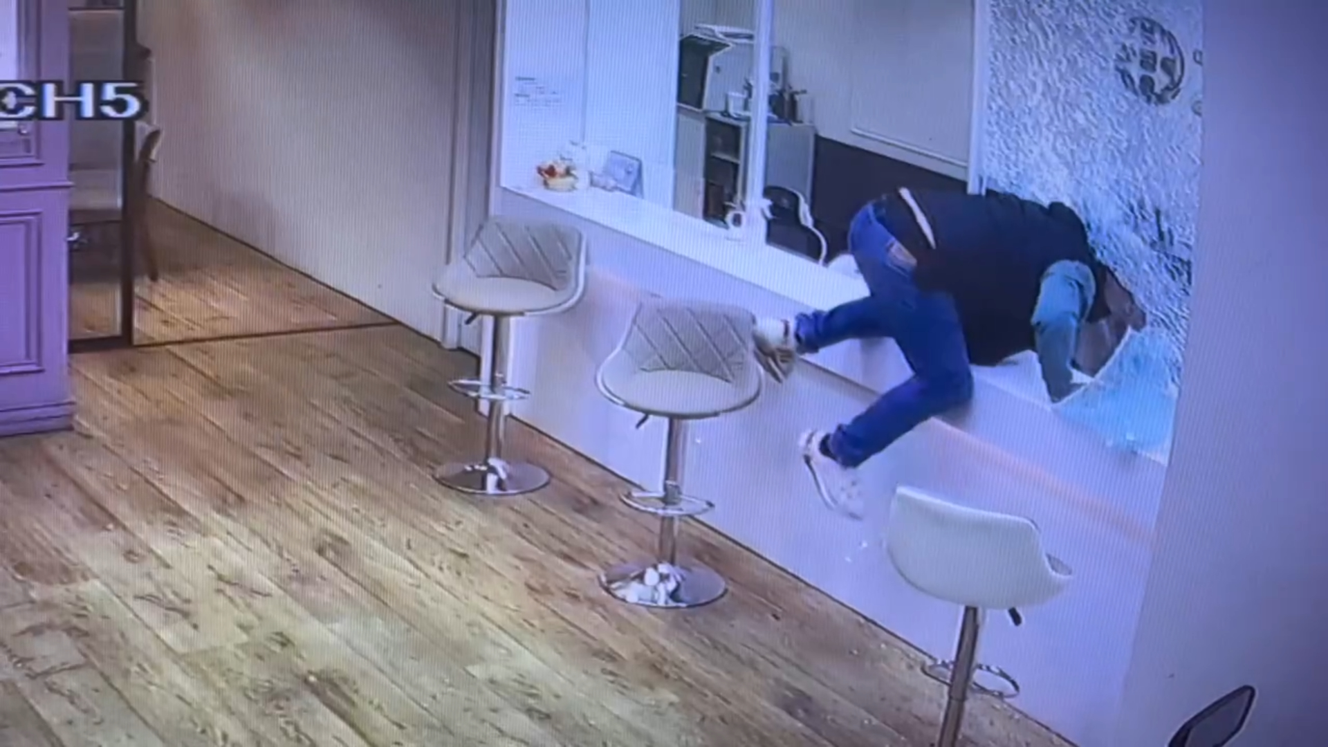 新竹市東區昨（27）日晚間發生重大槍擊挾持案。43歲李姓通緝犯疑因感情糾紛，懷疑女友與光復路一段某當鋪蔡姓老闆有染，竟持槍闖入當鋪連開8槍洩恨。