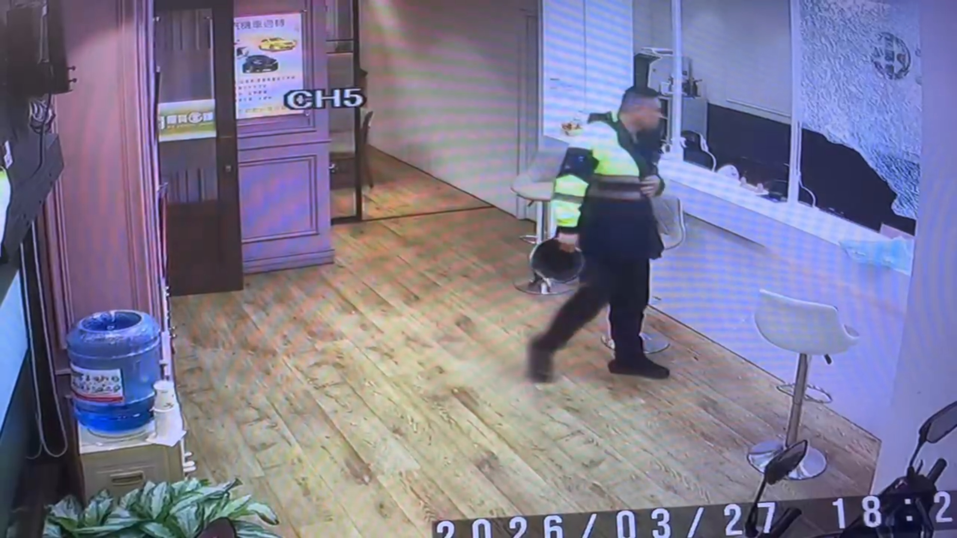 新竹市警二分局關東橋派出所接獲報案後，巡佐王聖文第一時間騎乘機車趕赴現場。