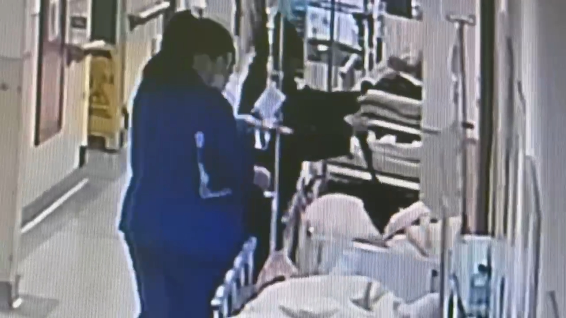 新北市新店耕莘醫院今（31）日凌晨3時許驚傳醫療暴力事件。