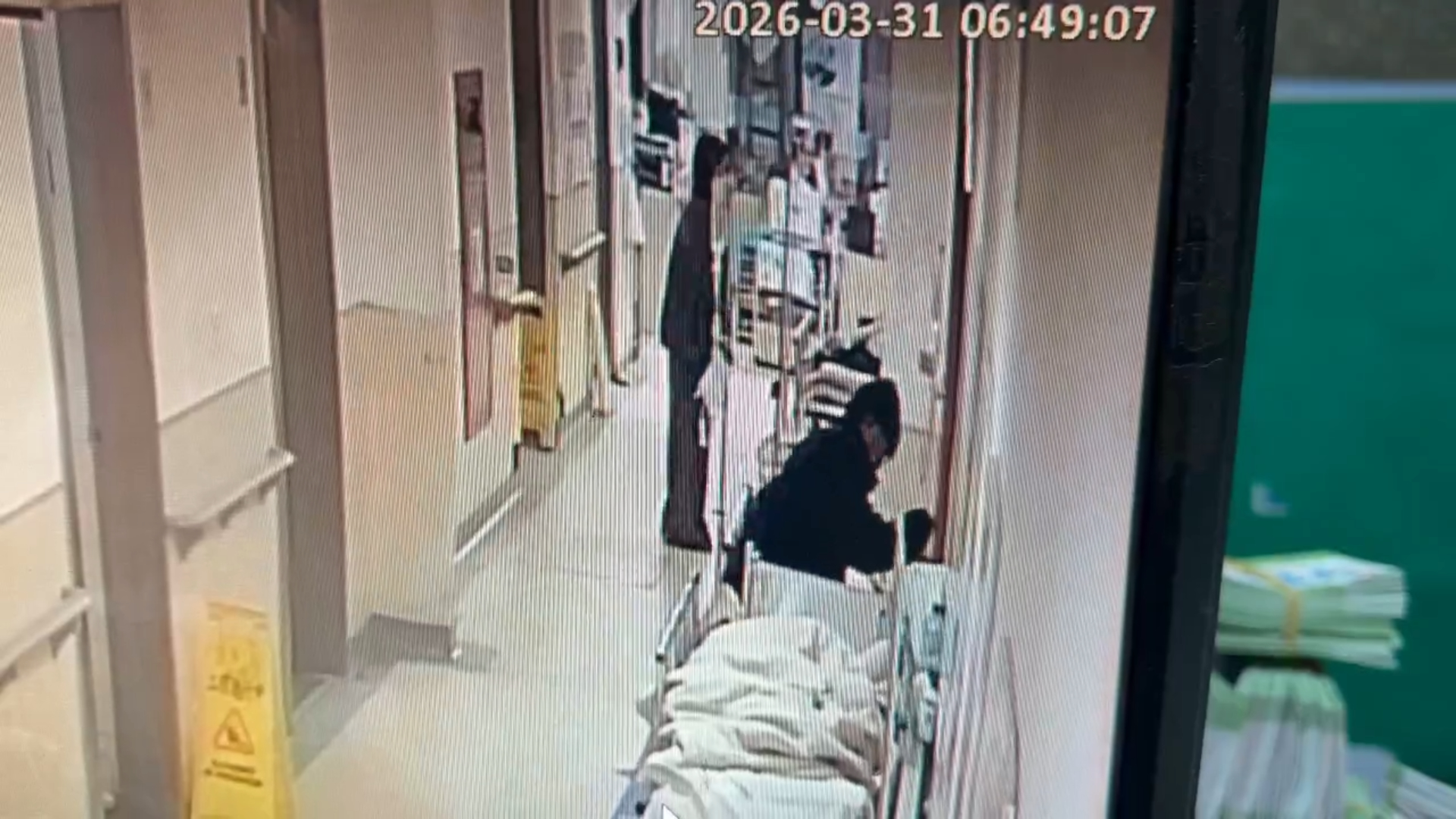 林男疑似受酒精影響突發酒瘋，擅自拆除手臂上的注射管線。