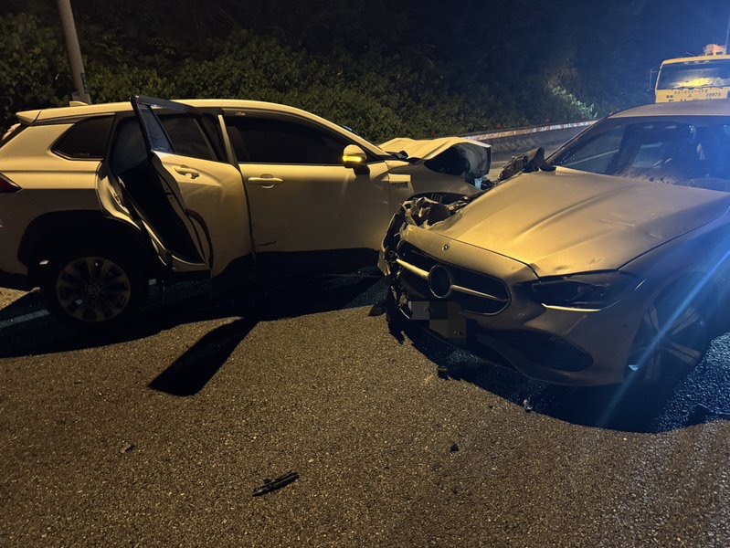 23歲李姓男子駕駛賓士轎車疑因左前輪爆胎停放於外側車道,遭後方26歲陳姓女子駕駛的租賃小客車猛烈追撞。