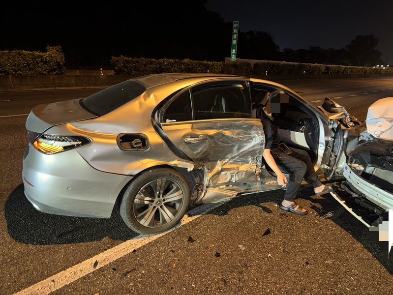 23歲李姓男子駕駛賓士轎車疑因左前輪爆胎停放於外側車道,遭後方26歲陳姓女子駕駛的租賃小客車猛烈追撞。