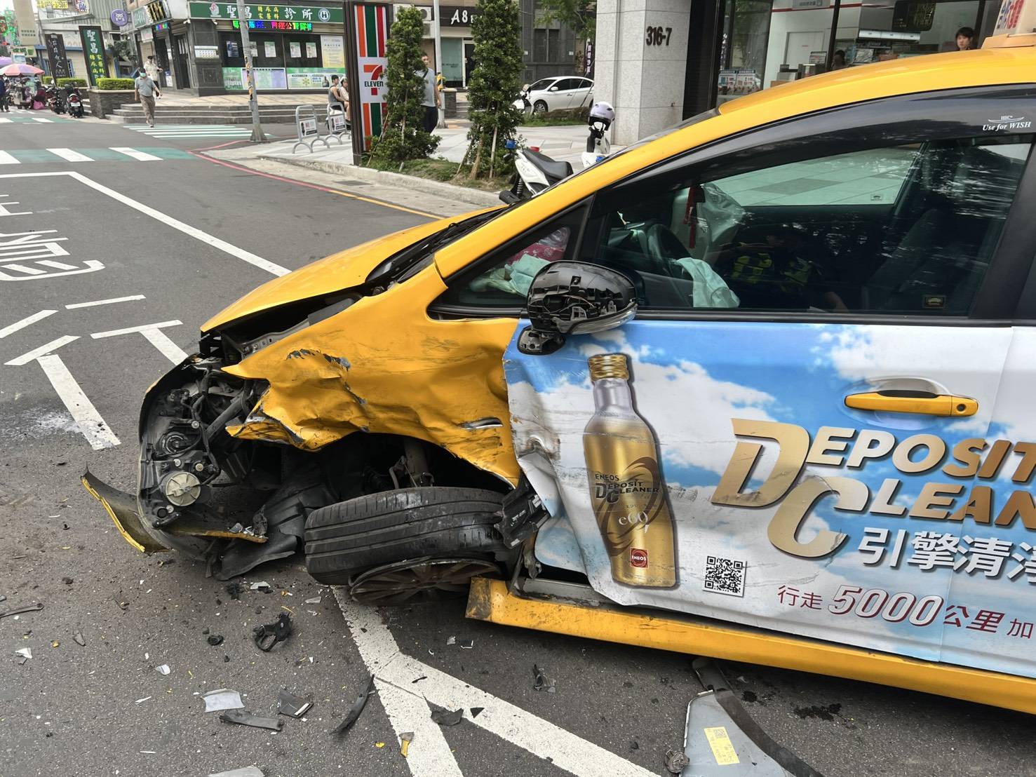無辜遭撞的計程車車頭嚴重毀損。