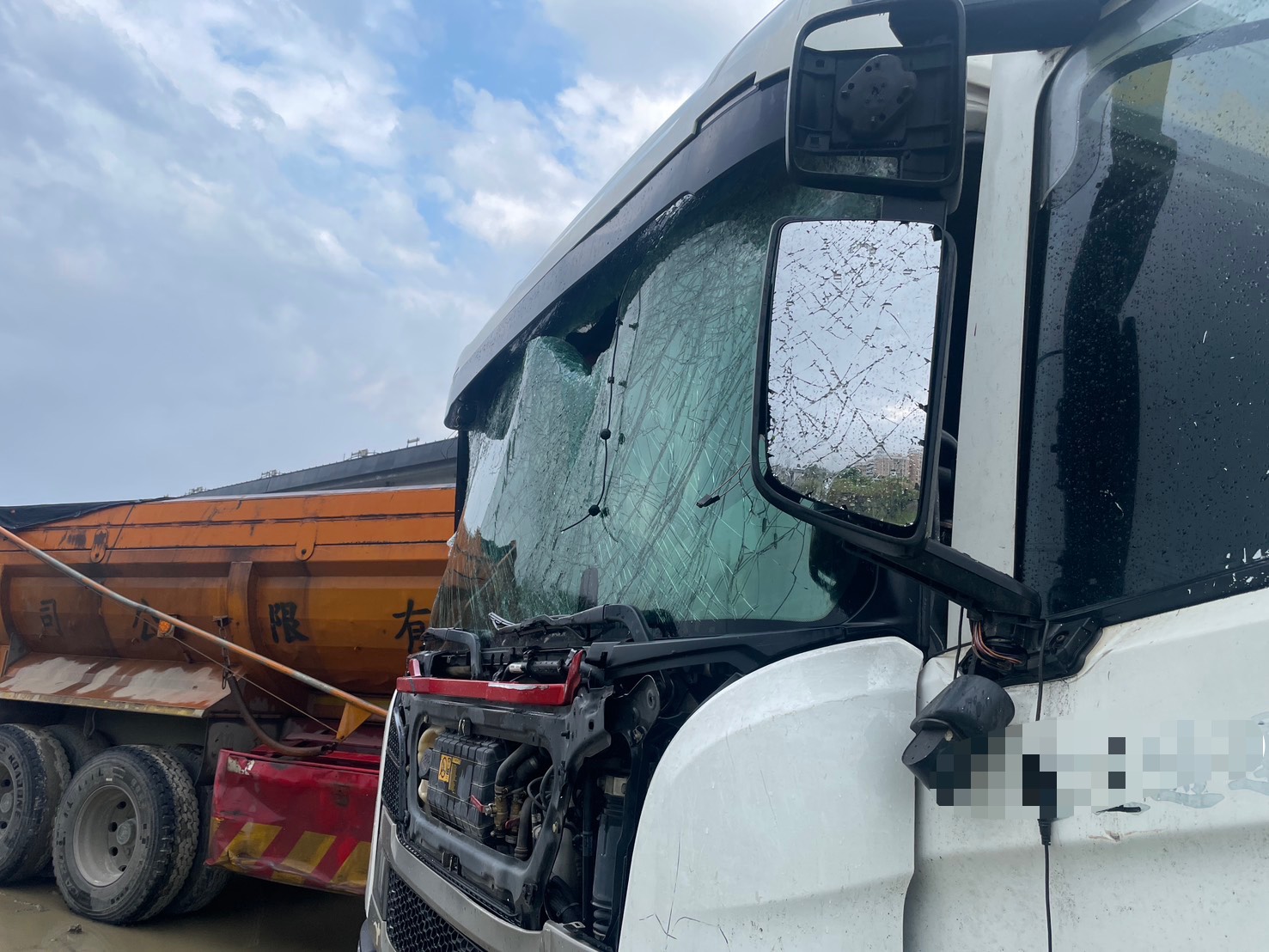 27歲郭姓男子駕駛聯結車不明原因失控，先是撞擊中央分隔島，隨後整輛車向外側偏移衝上人行道。