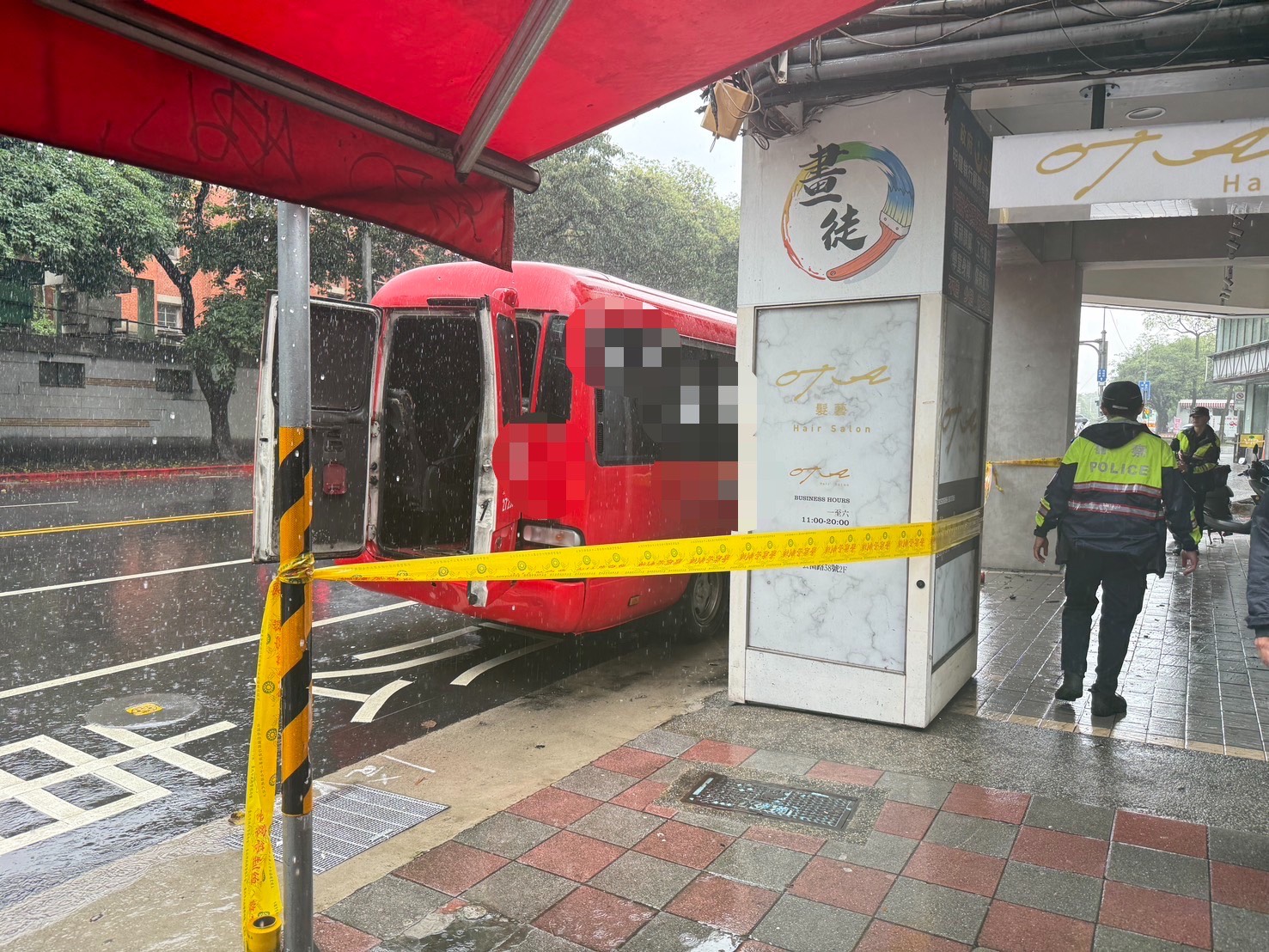 67歲楊姓公車司機將未載客的公車暫停在公園路、襄陽路西北角路邊，自行下車前往附近借廁所。沒想到才剛離開不久，車內就開始冒出陣陣濃煙。