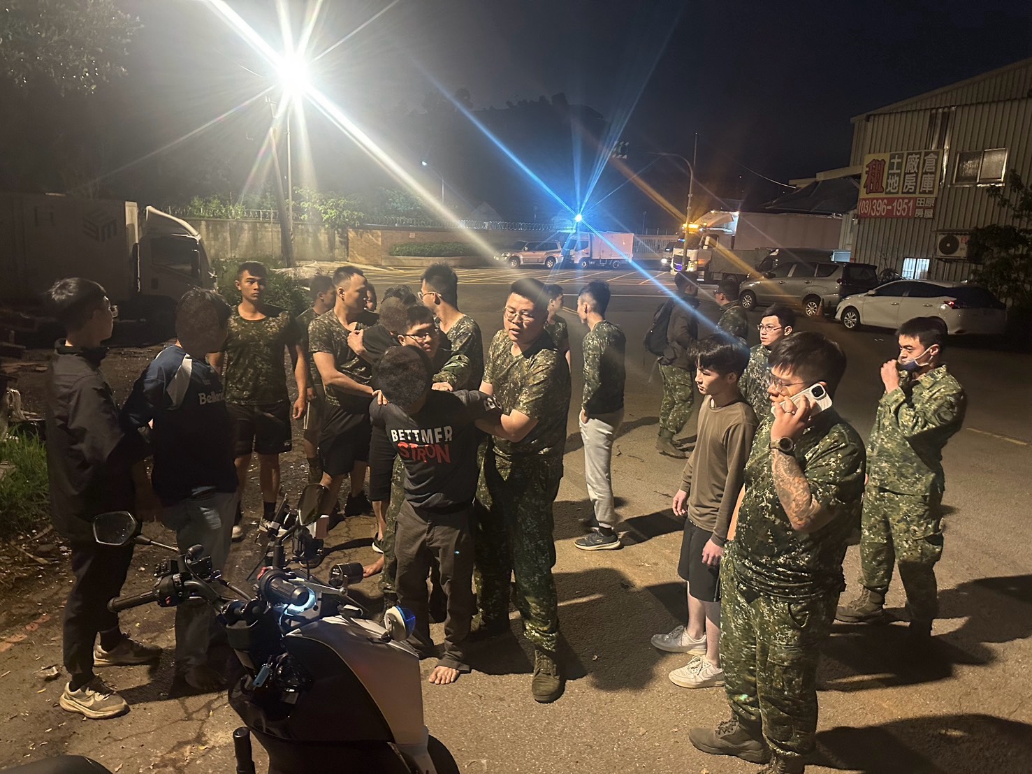 收假返營的官兵聽聞員警呼喊求援，立刻見義勇為加入圍捕行列，軍警聯手迅速將3人全數制伏。