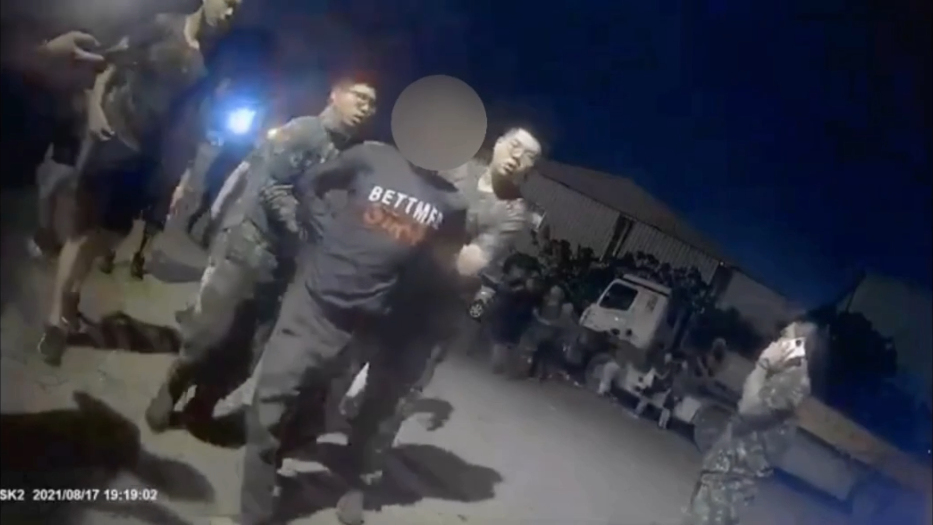 國軍六軍團269旅集結警衛排人員投入支援，協助警方實施交通管制與圍捕作業。