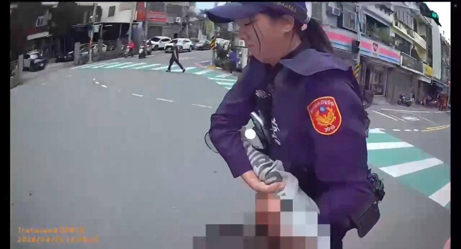 何姓女子騎乘牌照已遭註銷的機車遭員警攔查，沒想到她拒不配合還在車水馬龍的馬路上咆哮，當場遭員警依法實施管束帶回。