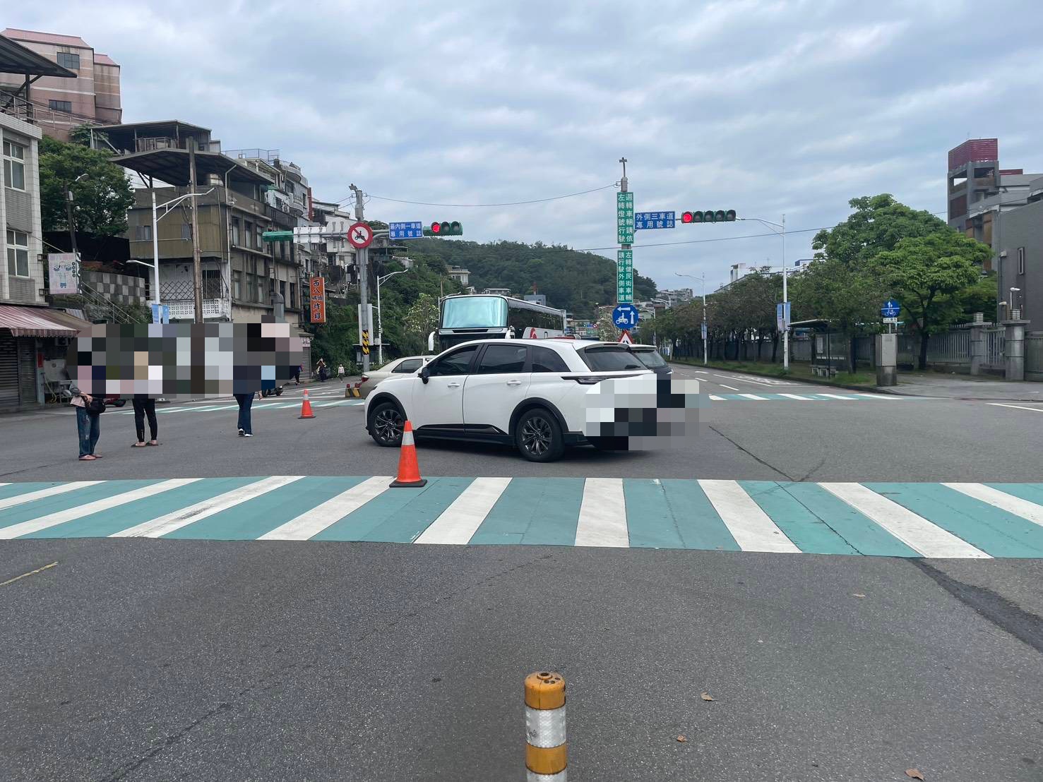 43歲吳姓男子駕駛自小客車行經中山二路路口準備迴轉時,疑似未注意左轉號誌尚未亮起便貿然行駛,當場撞上內側快車道直行的另1輛自小客車。