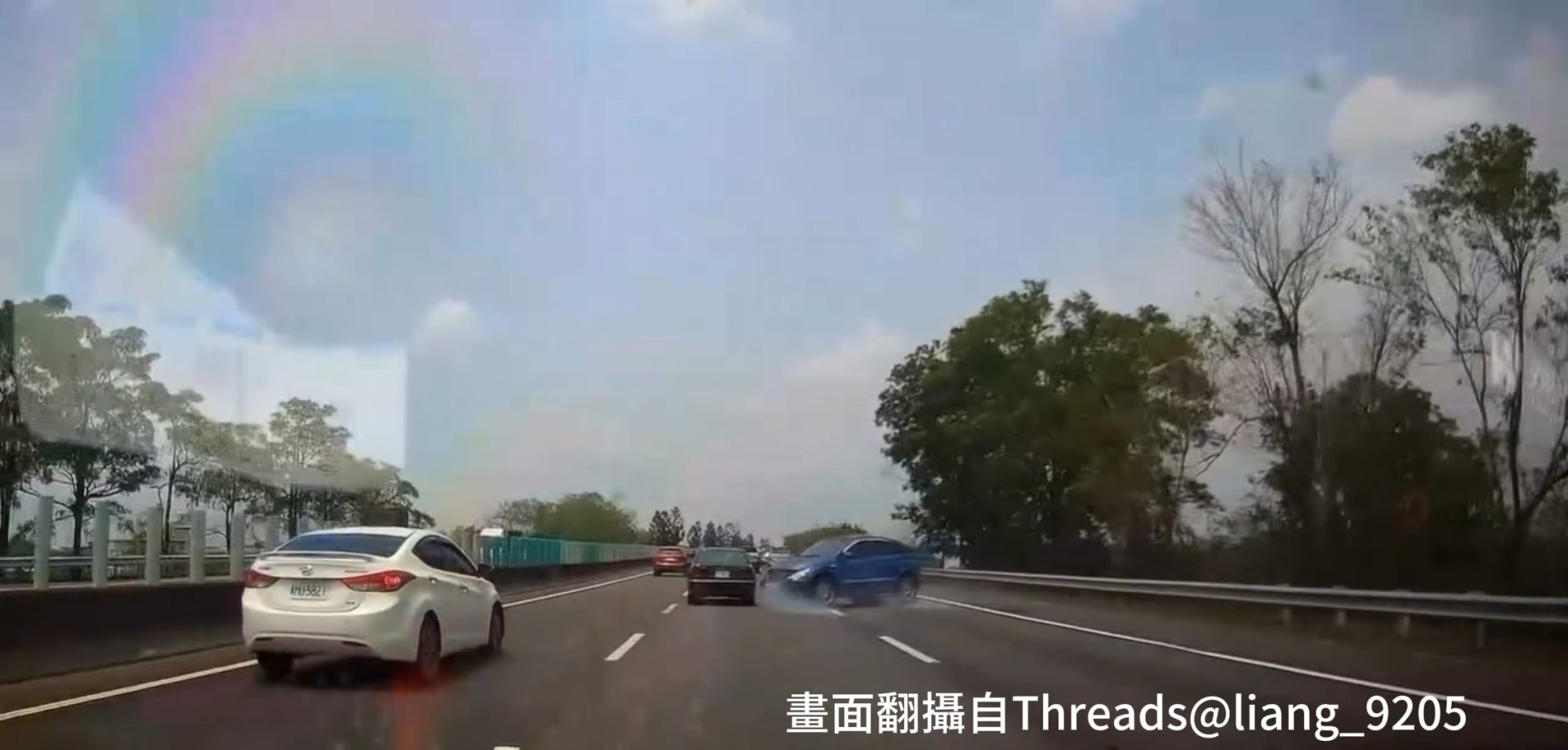 肇事的藍色休旅車當時行駛於外側車道,車身先是向左偏移,險些撞上中線車道的小客車;駕駛見狀急拉方向盤,又差點撞上右側護欄。