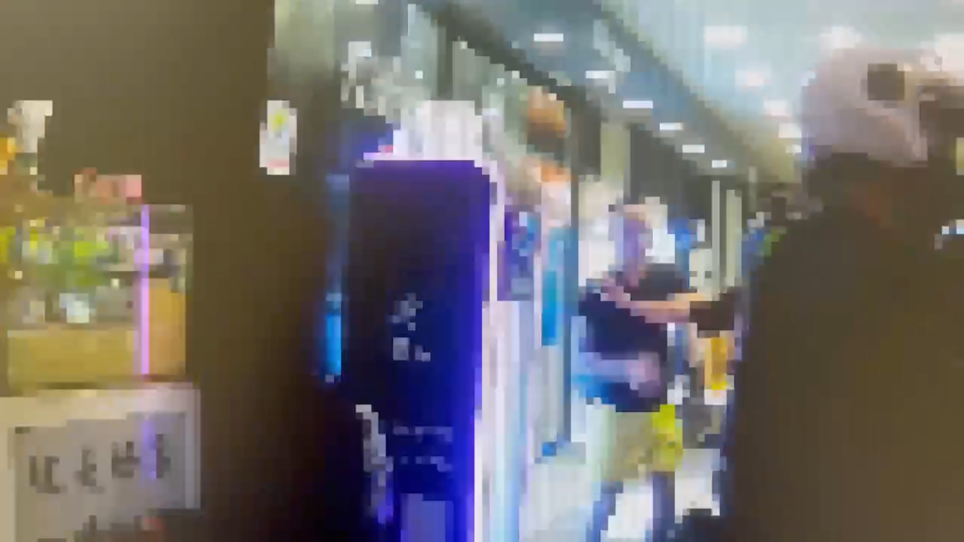 8名男子在酒店飲酒狂歡後,散場時逗留在人行道上不願離去,其中2人因爆發口角當街大聲喧嘩。