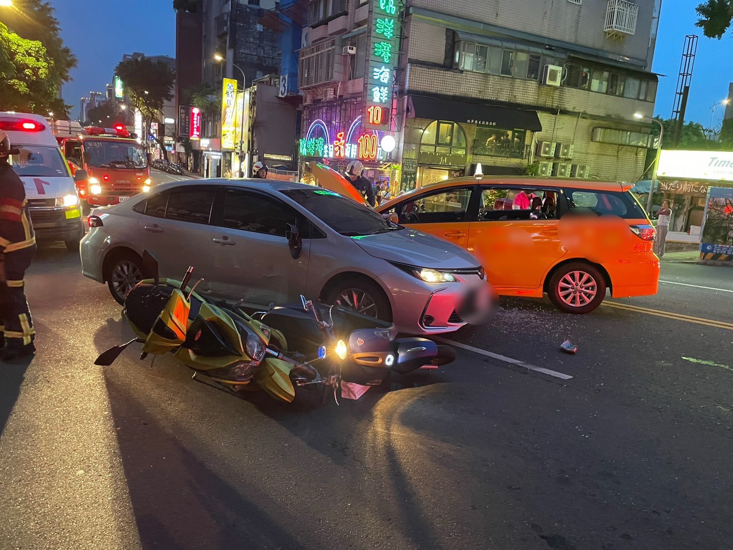 67歲林姓男子駕駛計程車行經新生北路一段準備右轉長安東路二段時,突然失控衝撞對向正在停等紅燈的自小客車,並波及旁邊2輛機車。