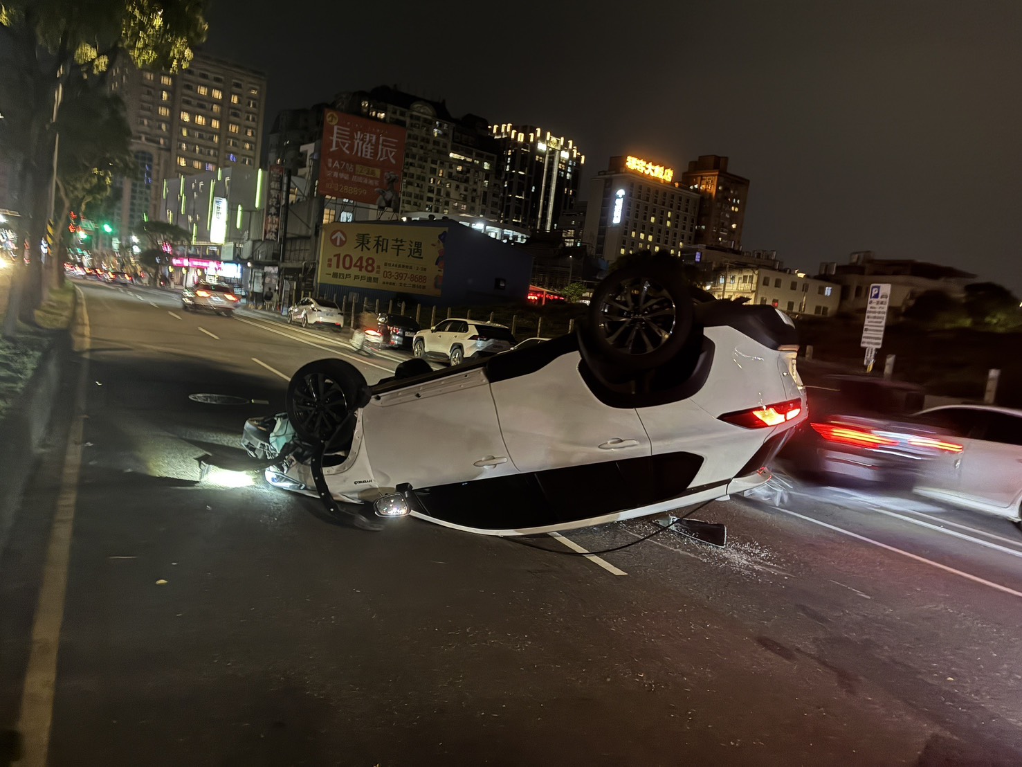 31歲伍姓男子駕駛白色自小客車行經文化二路18巷口時,不慎擦撞停放在路旁的2輛自小客車,導致車輛當場失控翻覆,在車道上四輪朝天。