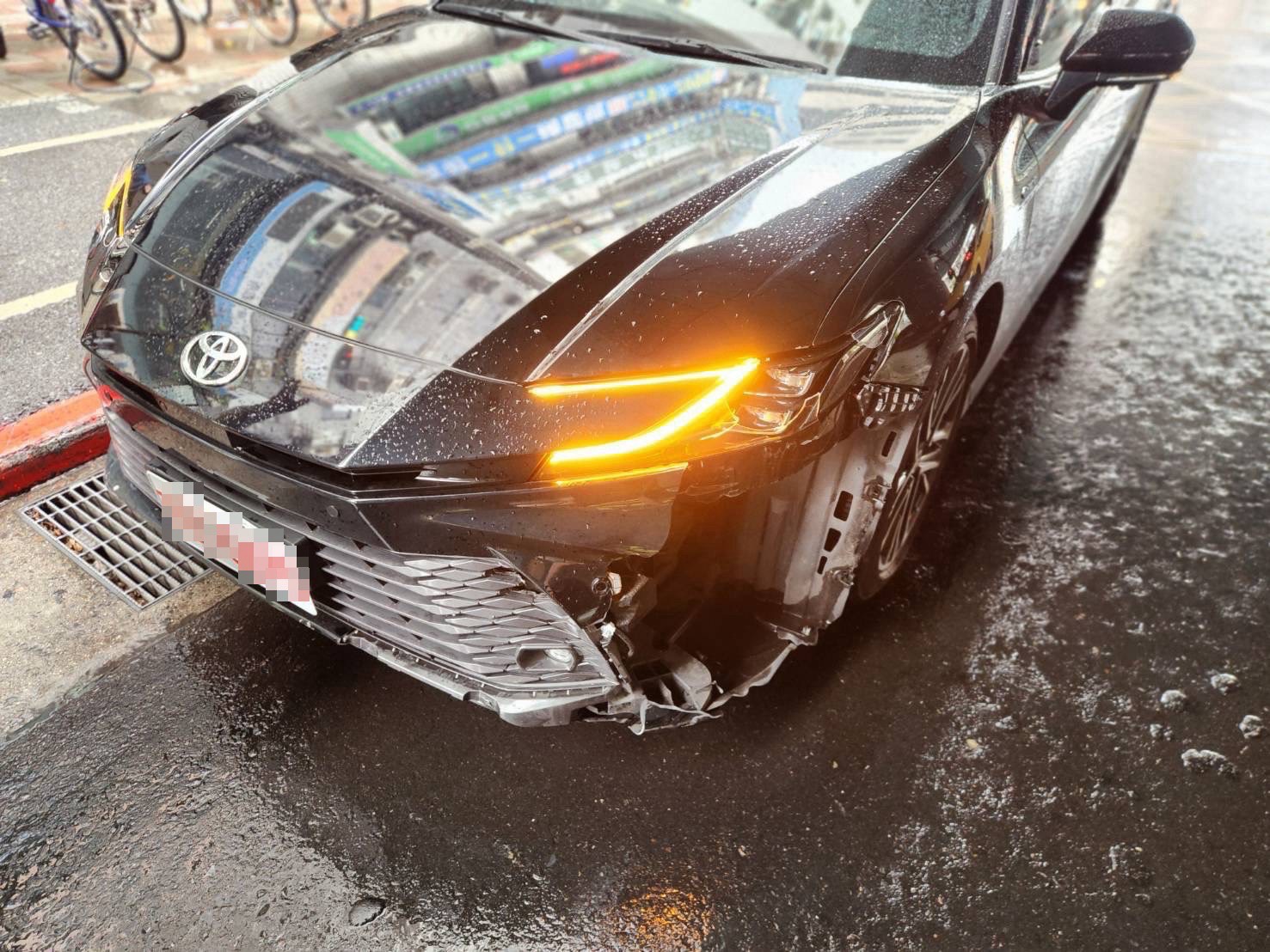 徐男駕駛多元計程車停等紅燈時,誤踩油門衝撞前方機車停等區。