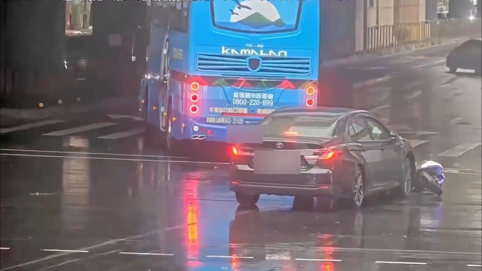 徐男駕駛多元計程車停等紅燈時,誤踩油門衝撞前方機車停等區。現場5部機車遭波及撞倒,其中31歲林姓男子的白色機車更一路被推撞至路口西南角將近10公尺。