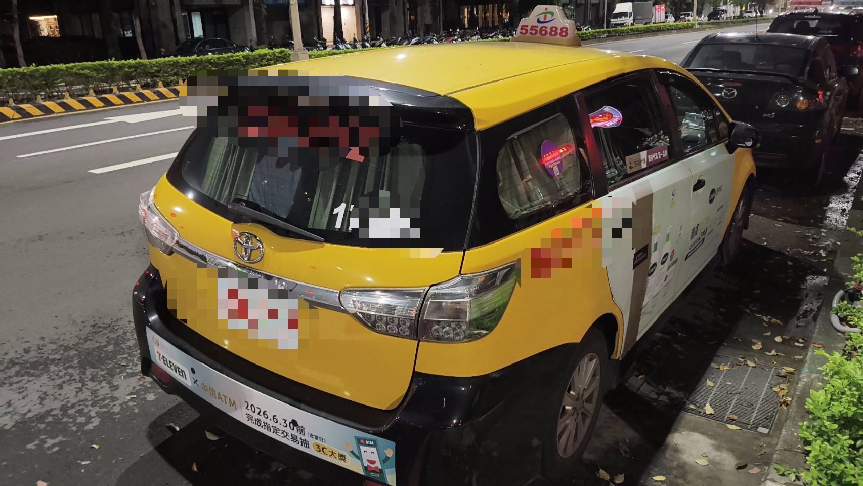 劉姓男子昨(7)日深夜23時許在五股區成泰路三段超商外叫計程車,上車約1分鐘、車輛僅前行約40公尺,劉男便亮出西瓜刀架住吳姓司機脖子,勒令對方下車欲行搶劫。