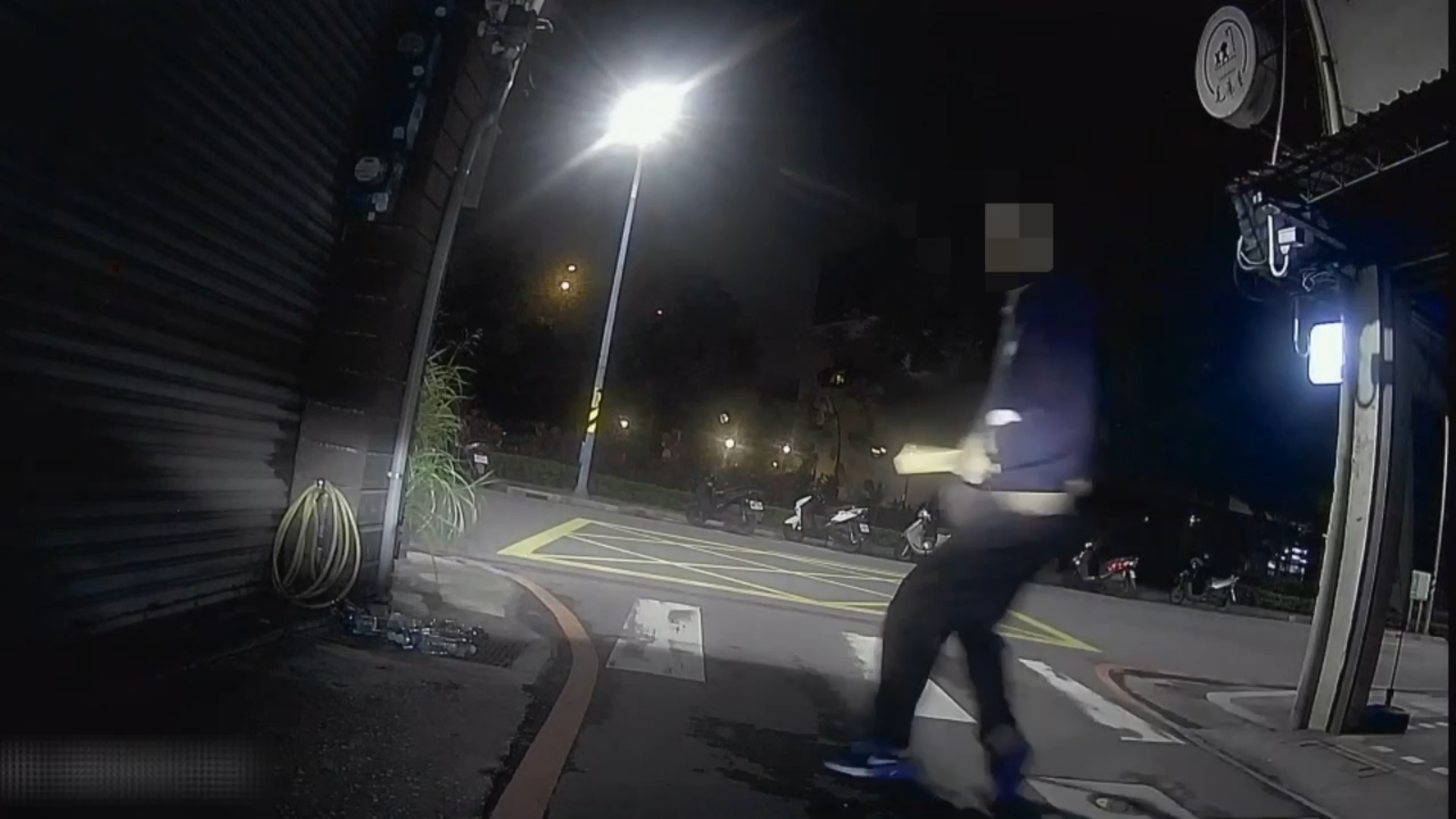 新北市五股區昨(7)日深夜23時許驚傳持刀強盜案。轄區蘆洲警分局獲報迅速展開追查,不到10分鐘便在案發地附近將48歲劉姓犯嫌制伏逮捕。