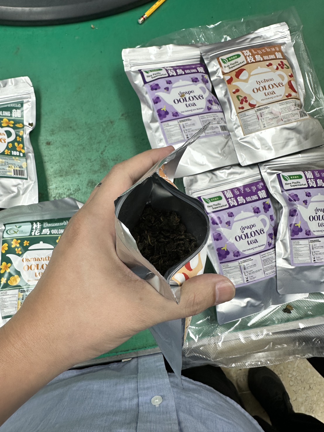 警方於查緝行動中共查扣第二級毒品大麻、第三級毒品卡西酮3包、國際包裹箱及作案手機等證物