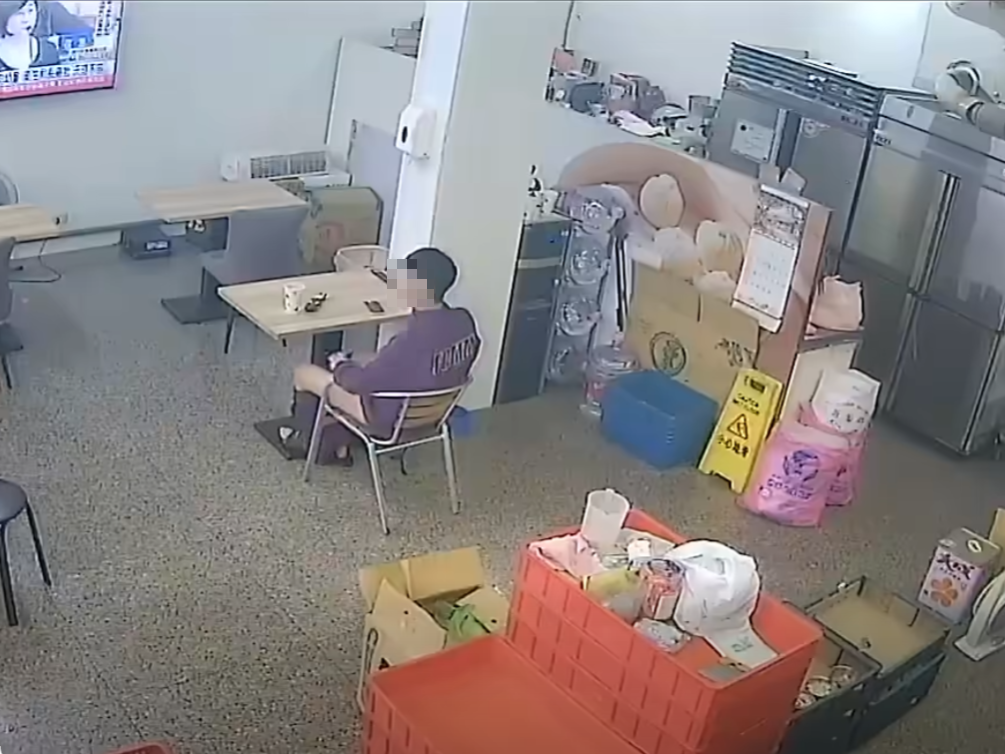 新北市新莊區1間豆漿店驚傳離譜的公然猥褻事件。有1名年約20多歲的眼鏡男進入店內用餐時，大膽脫下短褲做出不雅動作，眼神還不斷盯著老闆娘看，誇張行徑全被店內監視器拍下。