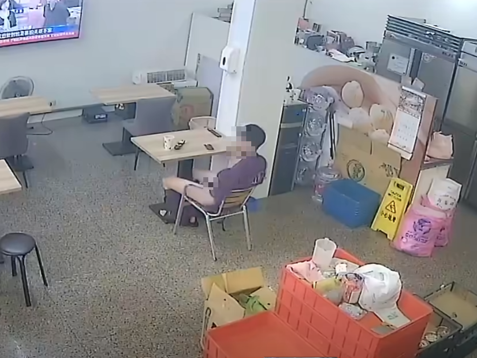 新北市新莊區1間豆漿店驚傳離譜的公然猥褻事件。有1名年約20多歲的眼鏡男進入店內用餐時，大膽脫下短褲做出不雅動作，眼神還不斷盯著老闆娘看，誇張行徑全被店內監視器拍下。