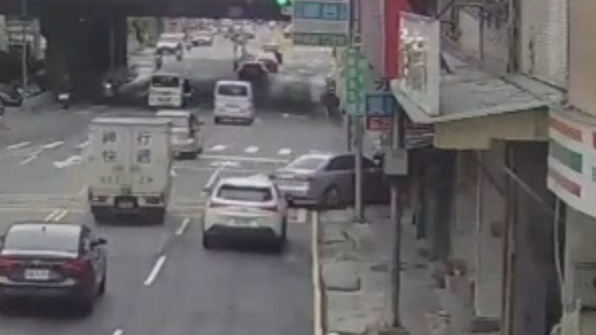 新北市五股區四維路一帶，昨（8）日下午14時許傳出開車衝撞及聚眾鬥毆事件。