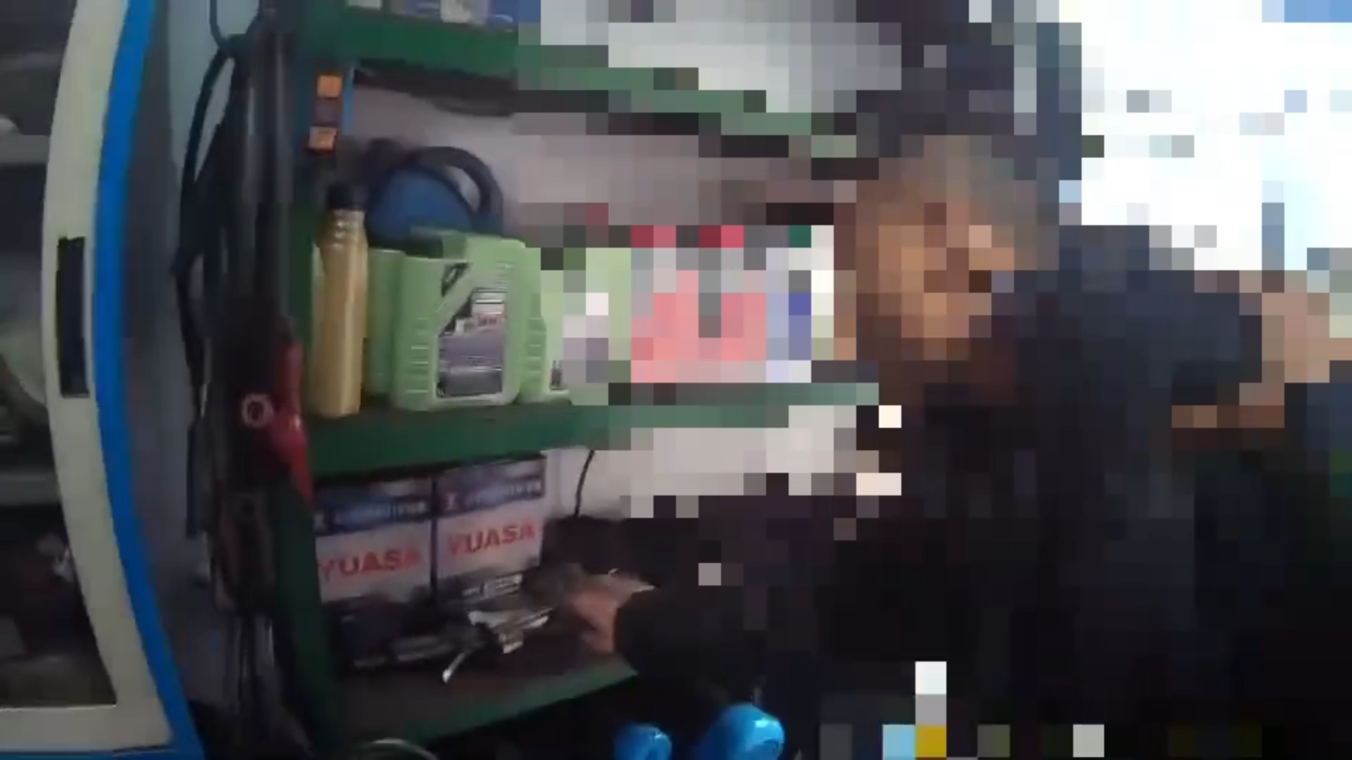 轄區更寮派出所員警獲報趕赴現場時，鄭男已帶著多名友人怒氣沖沖趕抵修車廠尋仇。