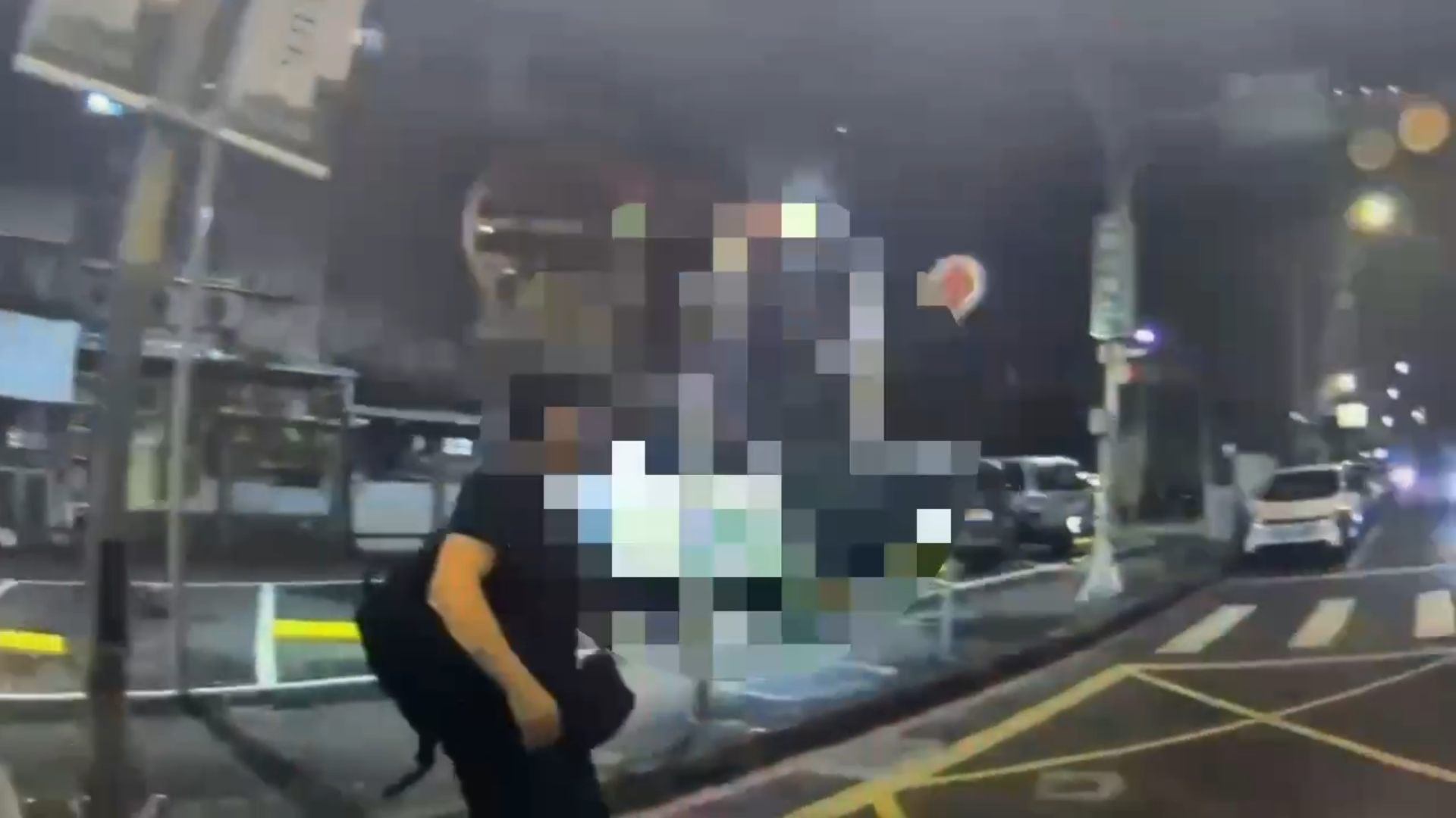 王男不僅拒絕配合酒測，還執意徒步離開現場。