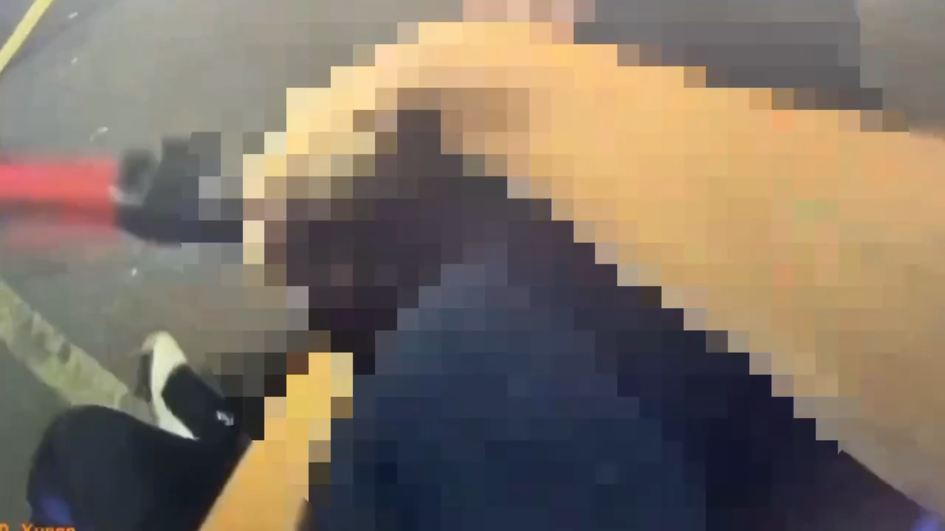 面對員警勸阻，王男仍不停下腳步，不斷消極抵抗。為避免衝突進一步擴大，現場員警立刻呼叫線上警力支援，10多名警力迅速到場，並依法對王男施以強制力壓制管束。