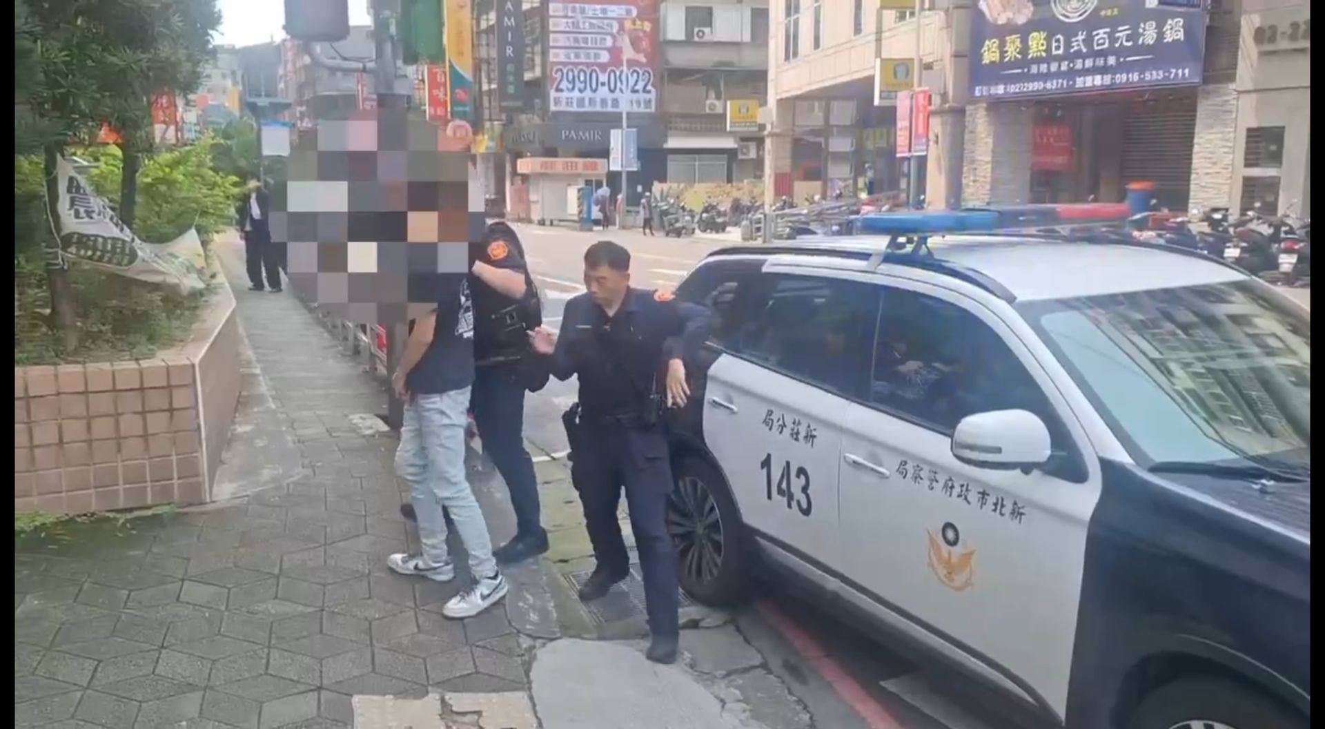 警方於9日上午9時完成報案筆錄後,立即調閱周邊監視器影像進行比對分析,迅速鎖定李男涉有重嫌。上午10時許,警方順利在新莊區幸福路一帶將李男查緝到案。