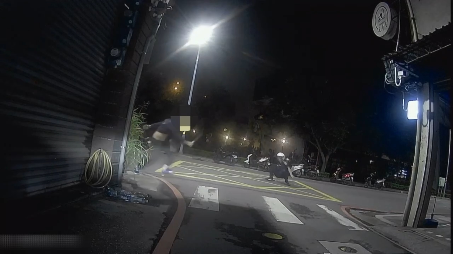 48歲劉姓男子涉嫌持西瓜刀強盜計程車未遂後逃逸,面對警方圍捕時持刀揮舞拒捕,甚至企圖攻擊追捕的員警。