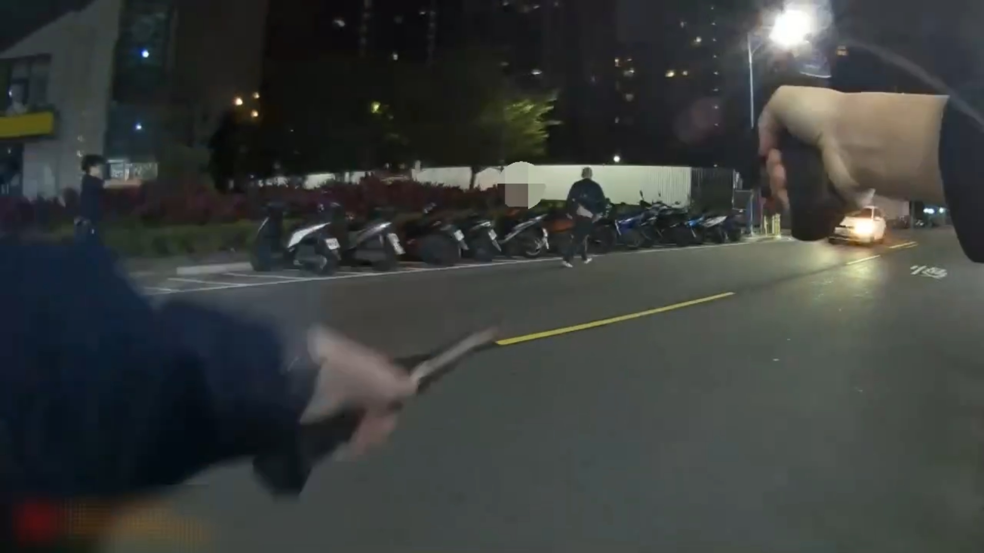 48歲劉姓男子涉嫌持西瓜刀強盜計程車未遂後逃逸,面對警方圍捕時持刀揮舞拒捕,甚至企圖攻擊追捕的員警。