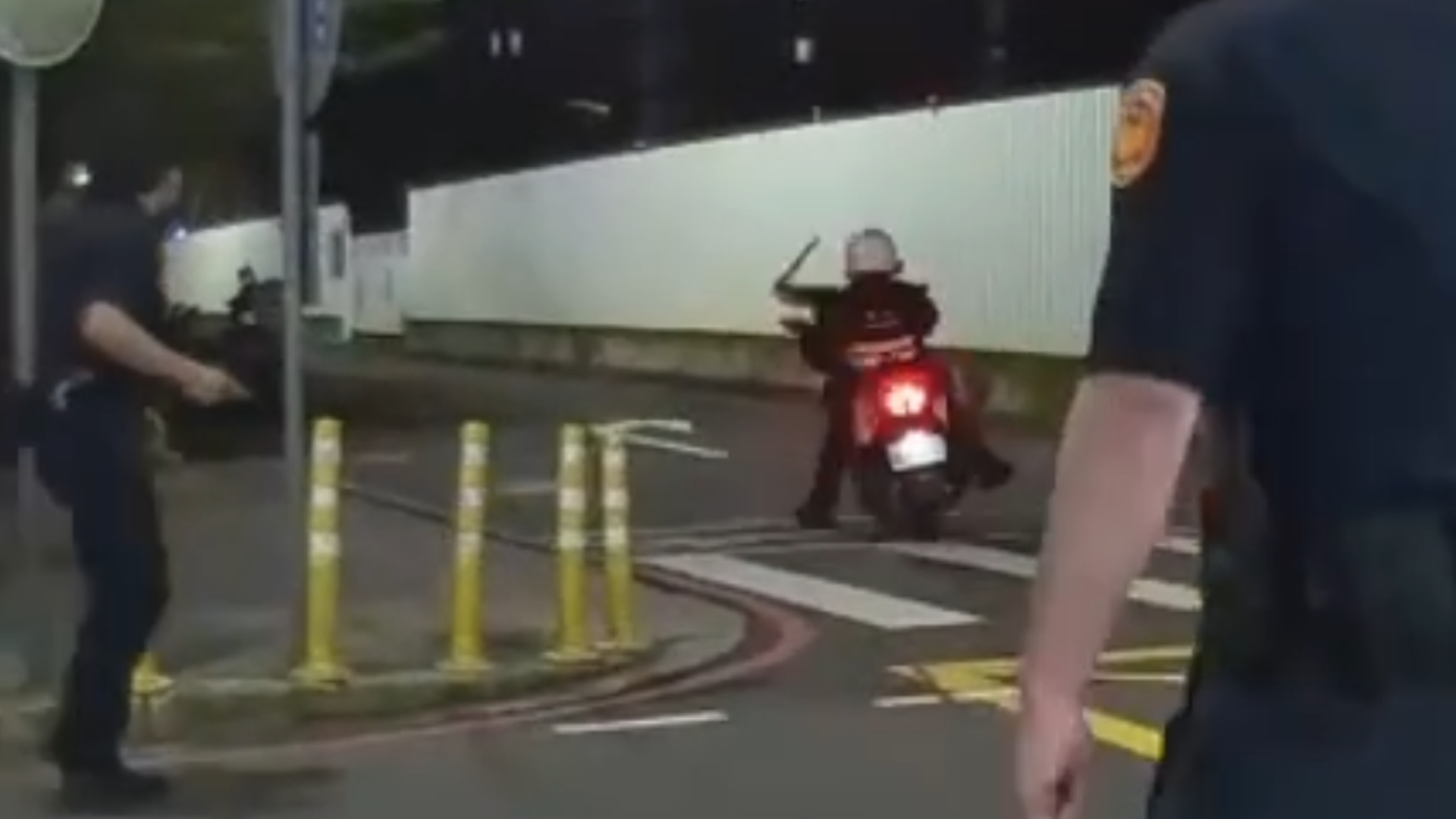 1名員警看準時機,騎乘警用機車由後方衝撞劉男,成功讓其倒地並順利奪下刀械壓制逮捕,化解整場街頭危機。