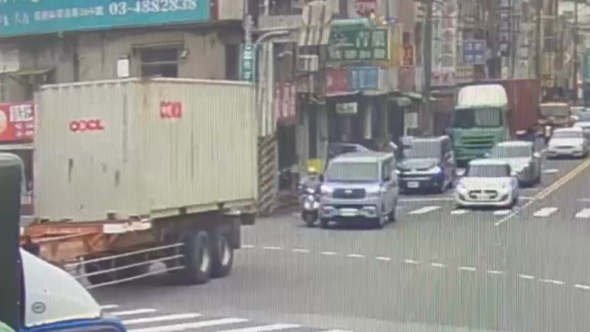 桃園市楊梅區昨（8）日下午15時許發生1起驚險的交通事故。79歲吳姓老翁騎乘機車行經中山路、秀才路口時，疑在變換車道準備左轉時，不慎與同向直行的廂型車發生擦撞。