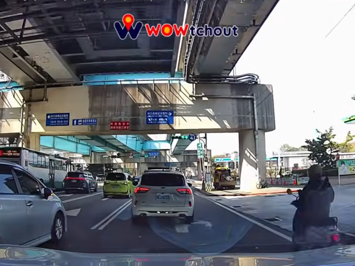 姓男子駕駛自小客車,突從中間車道跨越外側車道右轉,當場與同向直行的王姓機車騎士發生碰撞。