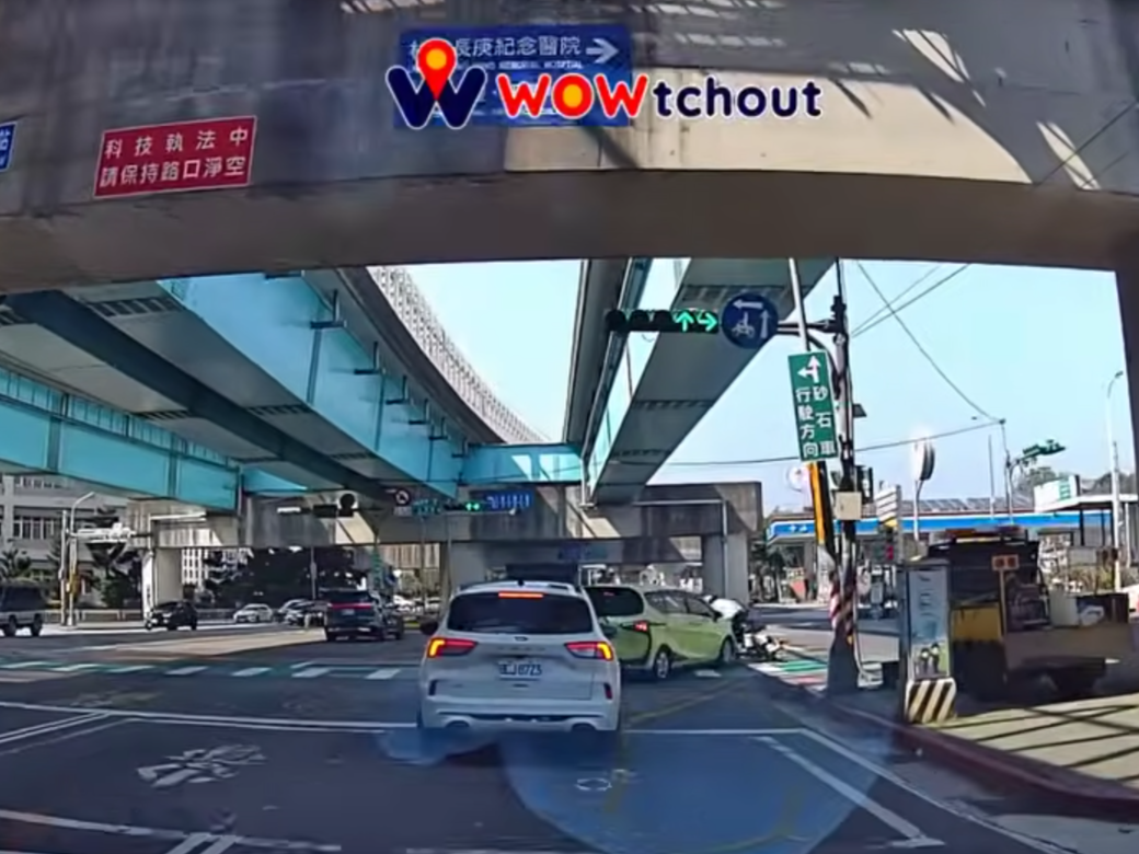 姓男子駕駛自小客車,突從中間車道跨越外側車道右轉,當場與同向直行的王姓機車騎士發生碰撞。